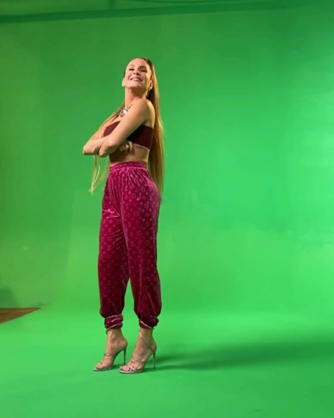 Claudia Leitteのインスタグラム：「Já assistiu ao clipe de "Rodou"? Eu e @wesleysafadao estamos te esperando lá no Youtube (link na bio). O negócio tá tão chique que também vai estrear no TVZ do @multishow de hoje comigo entrando ao vivo por lá. É a partir das 18h30! Perde não! Já tô rodando no eixo! NossinhoraDuLabirinto. 😂」