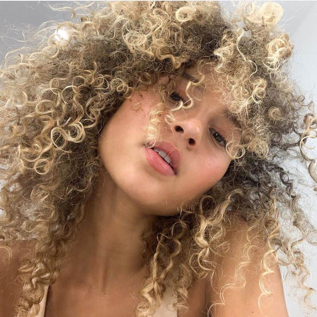 のインスタグラム：「Between shots with @olivialburgess yesterday 👑💥 Soft, defined curls #annalylesgots makeup @iamemilydawn」