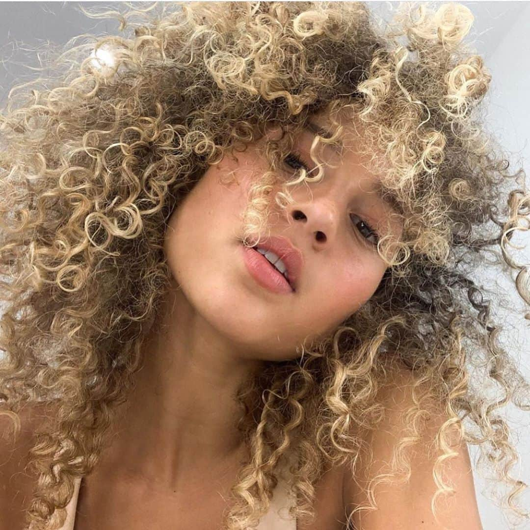 Anna Lylesさんのインスタグラム写真 - (Anna LylesInstagram)「Between shots with @olivialburgess yesterday 👑💥 Soft, defined curls #annalylesgots makeup @iamemilydawn」11月7日 4時06分 - annag0ts