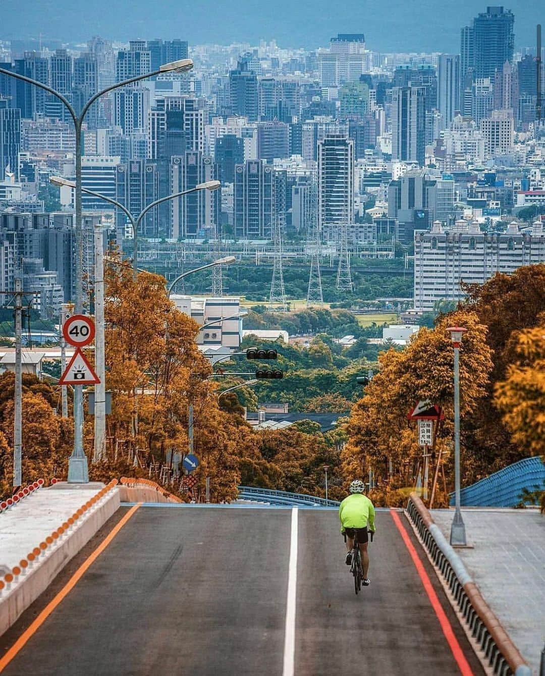 Instagramersさんのインスタグラム写真 - (InstagramersInstagram)「Enjoy the contrasts at Taiwan by @peiyuphotography and @igerstaiwan 😍🙌🏻🏙🚴🏻📸✨ #igerstaiwan #igers」11月7日 4時17分 - igers