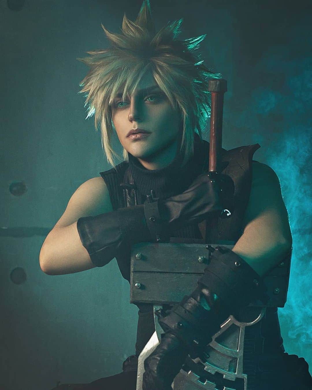 Gesha Petrovichのインスタグラム：「Uuuhuuu😜 New cosplay and Big announcement🎉🧧  #CloudStrife from #finalfantasy7remake  Waiting so long and now showed 😏😏🙏 Happy to announce new calendar for 2021🎉🎉🎉🎉🎉🎉🎉🎉🎉🎉🎉🎉🎉🎉🎉 Now available pre-sale A4 and A3 size (free shipping until Monday 😜) Order here👇 https://www.etsy.com/listing/745729467/gesha-cosplay-2021-calendar-best-shoot For my Patrons 25tier( special free calendar) and for 50+tier (a3 calendar for free) in this month 😏 Announcement for 16+Fanservise calendar will in sunday ❤️😏 Ph @kira_rayne.ph Wig @geshacos  Wig base and contacts @assistwig0726 #ff7re #finalfantasy #cosplay #malecosplay #mensportrait」