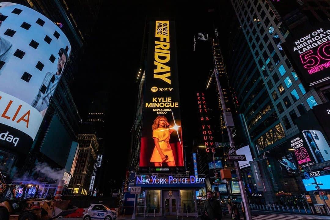 カイリー・ミノーグさんのインスタグラム写真 - (カイリー・ミノーグInstagram)「Thank you @spotify for this incredible billboard in Times Square, NYC. The Big Apple ... HOME of Studio 54! 💖 Sending my #DISCO with lots of LOVE!」11月7日 4時21分 - kylieminogue