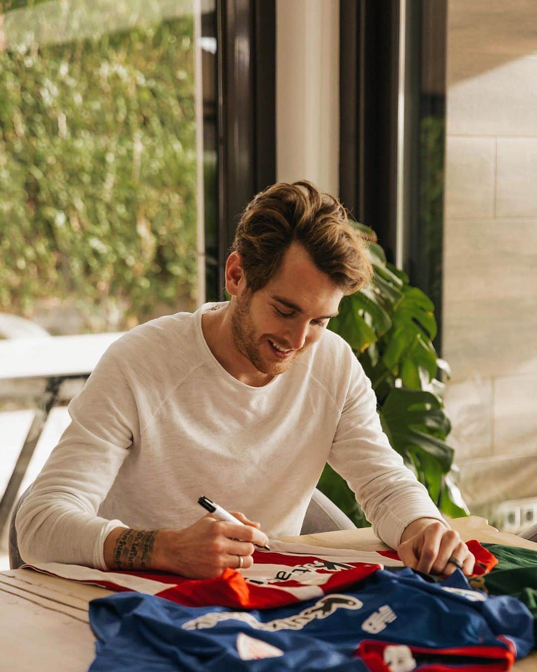 イバイ・ゴメスのインスタグラム：「Firmando las camisetas de l@s ganadores/as de los sorteos para que os llegue a cada un@ la vuestra lo antes posible 🖊7️⃣ ¡Os recuerdo que lo seguiré haciendo en cada partido oficial durante toda la temporada! 🙌🏼 Tenéis las instrucciones de cómo participar en destacados (“Matchday”) ⚽️ ¿Os gusta la idea? 💡 ¡El domingo el siguiente!💪🏼」