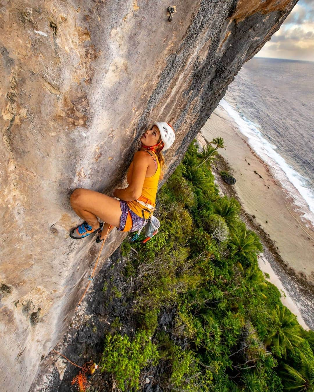 シャーロット・デュリフのインスタグラム：「🏝 Makatea in the spotlight of many adventure film festivals starting this weekend!  @marcosncosta and I have the honor to be speakers during Sunday's Beer Tent at the @banffmountainfestival at 2pm MT (10pm CET)!  Find all the infos on the @banffmountainfestival page to watch the Makatea movie 🎬 and join us under the virtual Beer Tent 🍻  I swear we didn't plan the perfect matchy match 😂 when @guillaume_broust shot us in "Chat du reef" 7b+ during our trip to Makatea in June 2019 with @maewanadventurebase @makatea_escalade and an awesome crew !  @petzl_official @mountainhardwear @eb_climbing @volxholds @luxov_connect」