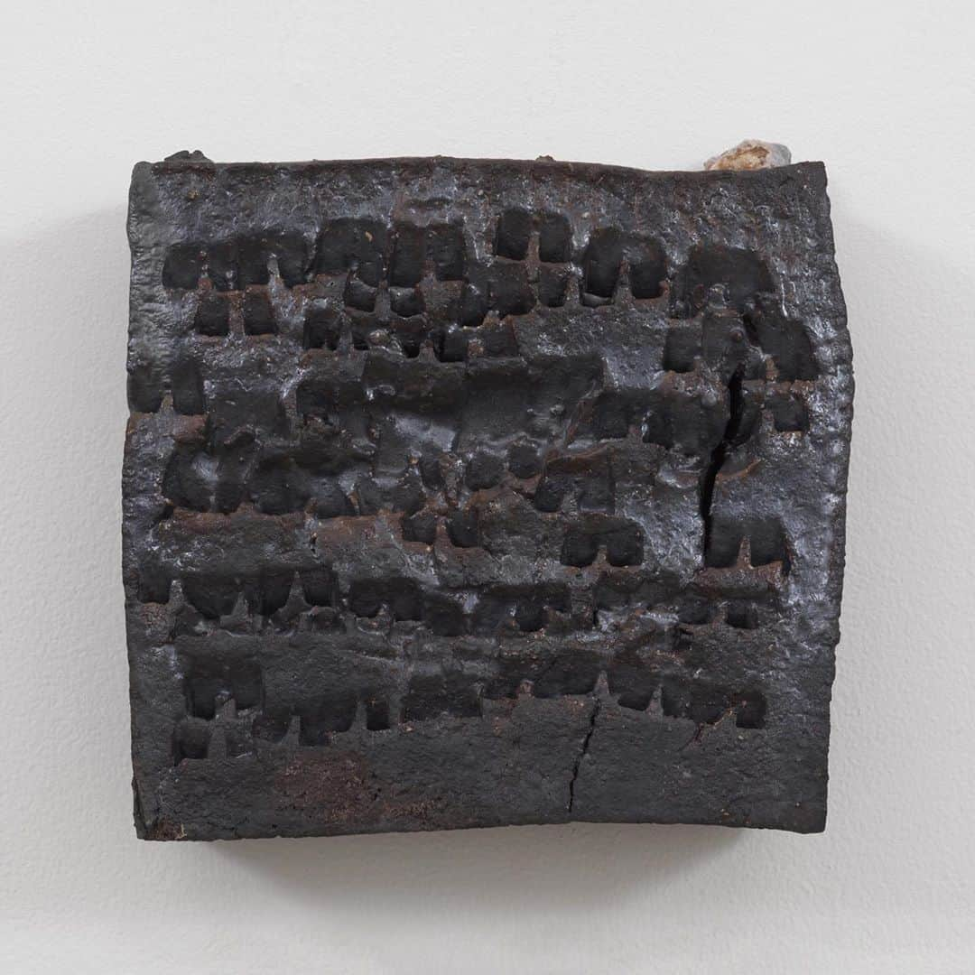 ガゴシアン・ギャラリーさんのインスタグラム写真 - (ガゴシアン・ギャラリーInstagram)「#TheasterGates: "'Black Vessel' is my recent deep dive into the archeology of 'low' materials and the archive. An undercurrent of the show is the immense possibility within materials and how heat and time make room for unanticipated beauty." —Theaster Gates  "Black Vessel," Theaster Gates’s first-ever solo exhibition in New York, is on view at Gagosian, 555 West 24th Street, through December 19.  In the "Brick Reliquaries" (2020), the known properties of the materials used are transformed into the lesser-known mysteries of heat-based sculpture by firing bricks with a strong manganese content to an excessive 2300°F. In some instances, the material loses its specificity when pushed to such limits; in others, the carbide shelves inside the kiln fuse with the bricks and other sculptural elements that they hold, becoming host to material transformation.  In "Black Vessel" (2020), the walls are lined with Roman bricks customized from reconstituted remainders using manganese dioxide and black dye. Follow the link in our bio to learn more about the exhibition or to schedule an appointment. __________ #Gagosian @theastergates Theaster Gates; (1) "Brick Reliquary - Fringed Rectangle," 2020; (2) "Brick Reliquary - Square with Marks," 2020; (3) "Brick Reliquary - Circle," 2020; (4) "Brick Reliquary - Above and Below," 2020; (5) "Brick Reliquary - Bad Tea," 2020; (6) "Brick Reliquary - Tea Compression of Rectangle with Melted Bowl," 2020; (7) Installation view, "Theaster Gates: Black Vessel," Gagosian, 555 West 24th Street, New York, October 10–December 19. Photos: Rob McKeever. Artwork © Theaster Gates」11月7日 4時26分 - gagosian