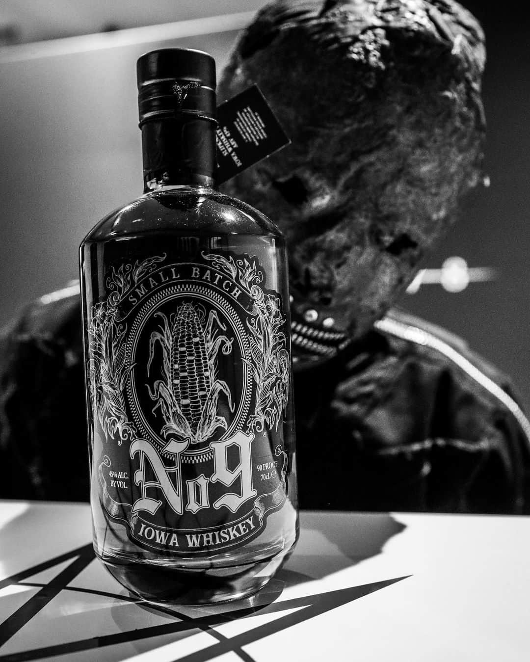 Slipknotさんのインスタグラム写真 - (SlipknotInstagram)「Our @SlipknotWhiskey Bottle Signing begins today at 3pm ET / Noon LA with clown, Vman & NG. Click the link in our bio now to reserve your signed bottle & watch. 🥃」11月7日 4時37分 - slipknot