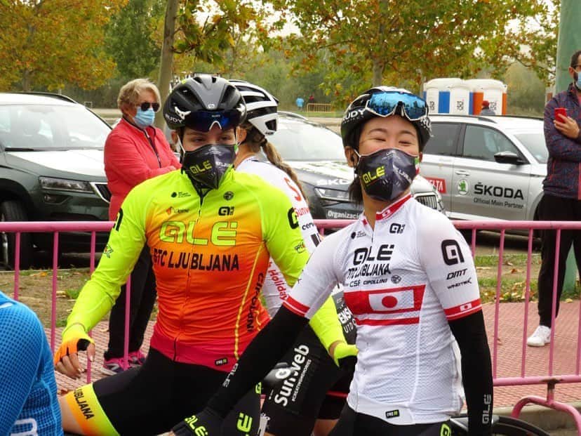 與那嶺恵理のインスタグラム：「When we come to LAST race in 2020 finally 🤘🏻....Even though put mask on 😷 for sure I’m LOL on my face as you know😂🤣 . . I don’t know why I was laughing so much😂 but @maaikeboogaard_ might be annoying a bit 😬  . . Windy 🌬 stage 1 ✅  2 days to go ✌🏻 . 📸: @yukaritsushima1  #今日のエリさん　#alebtcljubljana2020 #rudyproject #alecycling #windtex」