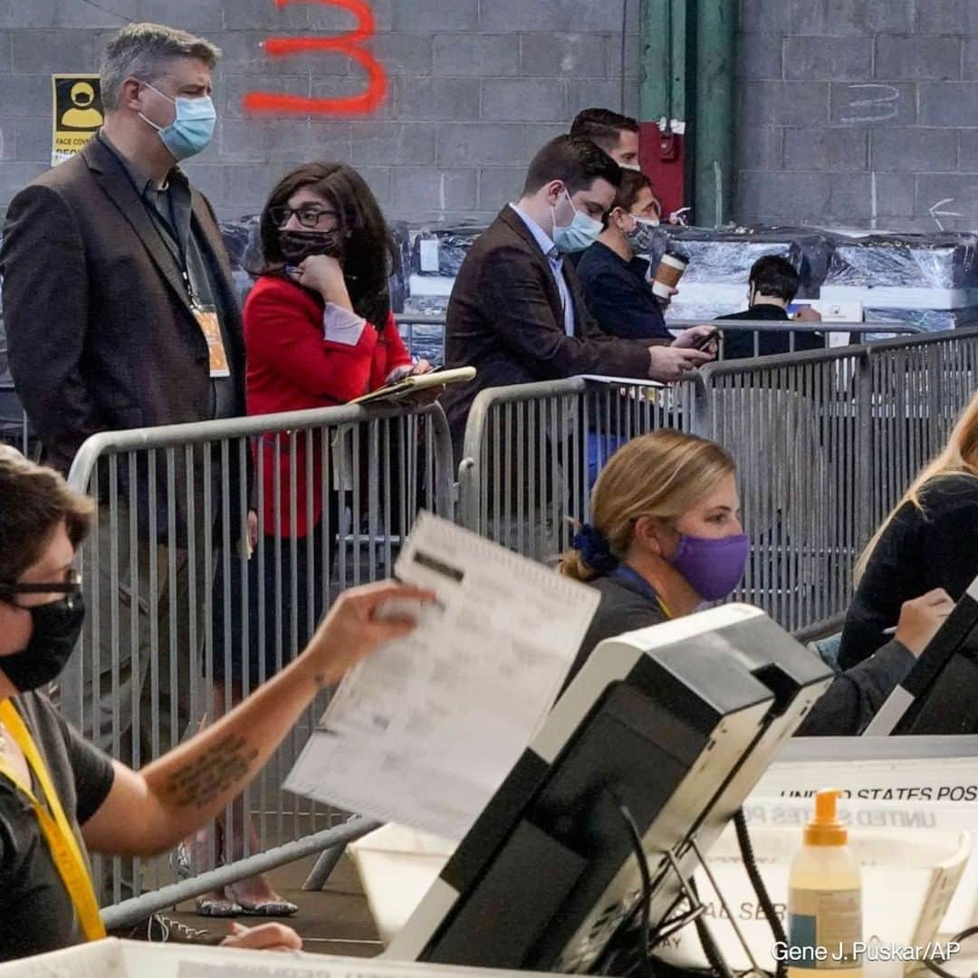 ABC Newsさんのインスタグラム写真 - (ABC NewsInstagram)「Election observers stand behind a barricade, socially distanced from election office workers processing ballots at the Allegheny County elections returns warehouse in Pittsburgh, Pennsylvania. #election2020 #ballots #voting」11月7日 4時44分 - abcnews
