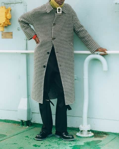 MR PORTERさんのインスタグラム写真 - (MR PORTERInstagram)「Trust Mr Jonathan Anderson to reinterpret a classic. This tailored wool houndstooth coat by his label @jw_anderson is dapper yet relaxed and leaves enough space to have some fun with the rest of your outfit. Head to the link in bio to discover more of our favourite pieces from the London-based designer. #MRPORTER」11月7日 5時00分 - mrporter