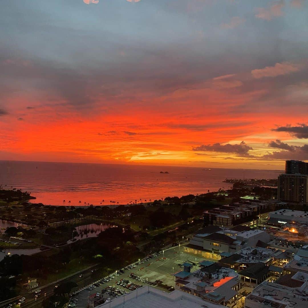 カリッサ・ムーアのインスタグラム：「Sharing one of the best views of home with old friends last night. The sky was lit 😍🔥 @jackieb808 @jessiibski @caylakmoore」
