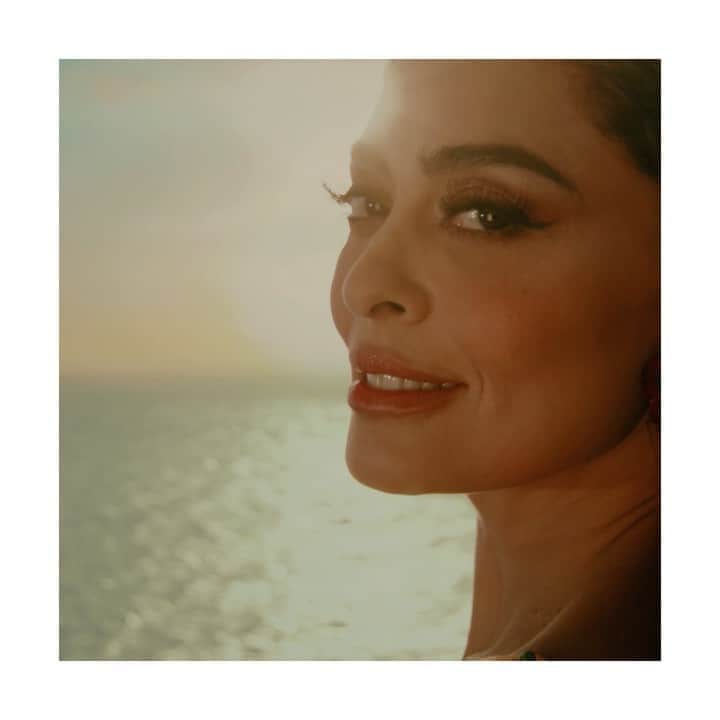 ジュリアナ・パエスのインスタグラム：「Tem coisa mais incrível que sermos MULHERES? Nossa beleza intensa como a luz do sol ilumina a tudo e todos ao nosso redor. Uma beleza oculta que quando revelada mostra a nossa verdade mais incrível. É sobre dar vida a nós mesmas. E aqui começa o nosso novo momento!  Nova campanha Verão 21 ☀️ @lancaperfume #LPBelezaOculta #lancaperfume」