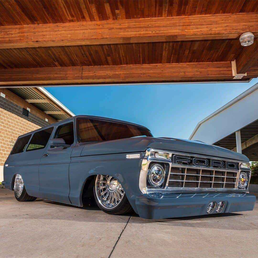 Classics Dailyさんのインスタグラム写真 - (Classics DailyInstagram)「#ClassicsFeature _____ This dropped Ford F100 wagon is not something that you'll see everyday. Via @barrett_jackson _____ #classiccar #musclecar #hotrod #protouring #prostreet #restomod #classicsdaily #streetrod #streetcar #customcar #hotrods #streetrods #ford #f100 #dentside」11月7日 5時01分 - classicsdaily