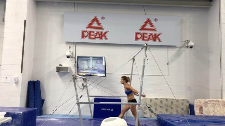 ジャジ・バルボサのインスタグラム：「@timebrasil @flamengo @timeflamengo @cbginastica #gymnastics #gymworld #chalkgirl #gymlife #passoapasso ❤️✔️💪🏻🤸🏼‍♀️」
