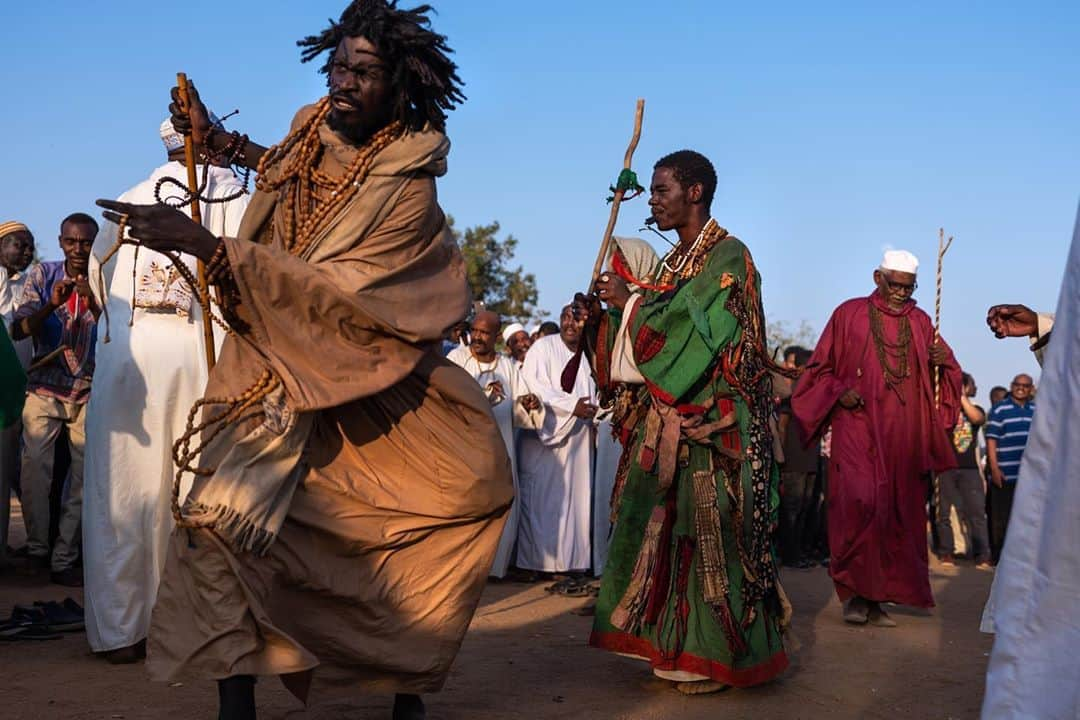 National Geographic Creativeさんのインスタグラム写真 - (National Geographic CreativeInstagram)「Photo by @nicholesobecki / Every Friday at the Hamid el-Nil mosque in Omdurman, groups of sufis come together to engage in the dhikr, or the absolute absorption in worship during which prayers, dances and spins may be repeated with enough fervour to induce a trance. Sufism is the mystical element of Islam, with sufis first coming to Sudan in the sixteenth century. Sudan has one of the largest Sufi communities in the world, and a popular saying goes: "If there is a family in Sudan that does not have at least one Sufi member, it is not Sudanese." The dervishes also played an important role in last year's revolution, joining the protests in what some consider to be a turning point. Many victims of the protests are buried here in the cemetery at Hamid el-Nil mosque. #sudan #history #identity」11月7日 5時18分 - natgeointhefield