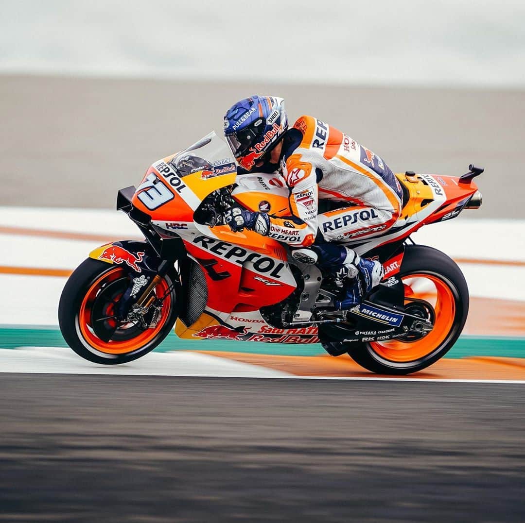 レプソル・ホンダのインスタグラム：「Gas ‘n’ brake」