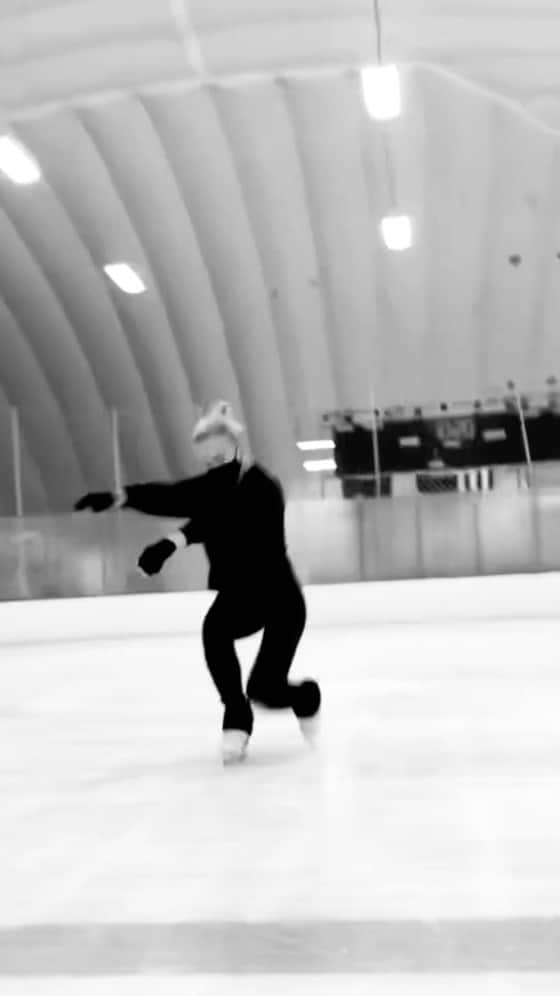 キーラ・コルピのインスタグラム：「The joy is in getting real, not perfect... 🦋 Thanks for filming @dayanadanilova 😘」
