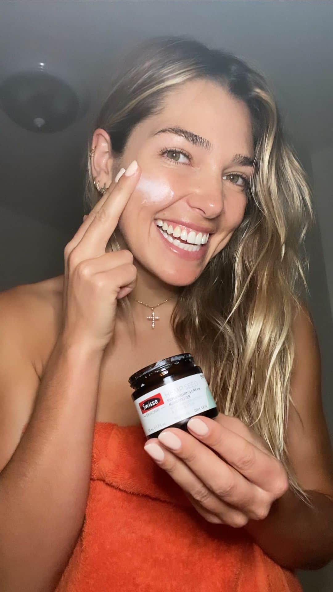 アシュリー・ハートのインスタグラム：「Right now @swisseau is having a huge pre-Black Friday event online with 50% off!!!!! Press the link in my bio and use the code ‘EARLYBIRD’ at checkout. Valid in Australia, until 12 nov 2020  This is such a great opportunity to stock up on your favorite @swisseau products and kickstart an amazing wind-down skincare routine. It’s my latest beauty hack for a great nights rest, leaving you looking and feeling like you’re glowing from the inside out!!! I’m using the glow range skincare products in this video.. these are my favs.. but go nuts, there are so many goodies! #SwissePartner」