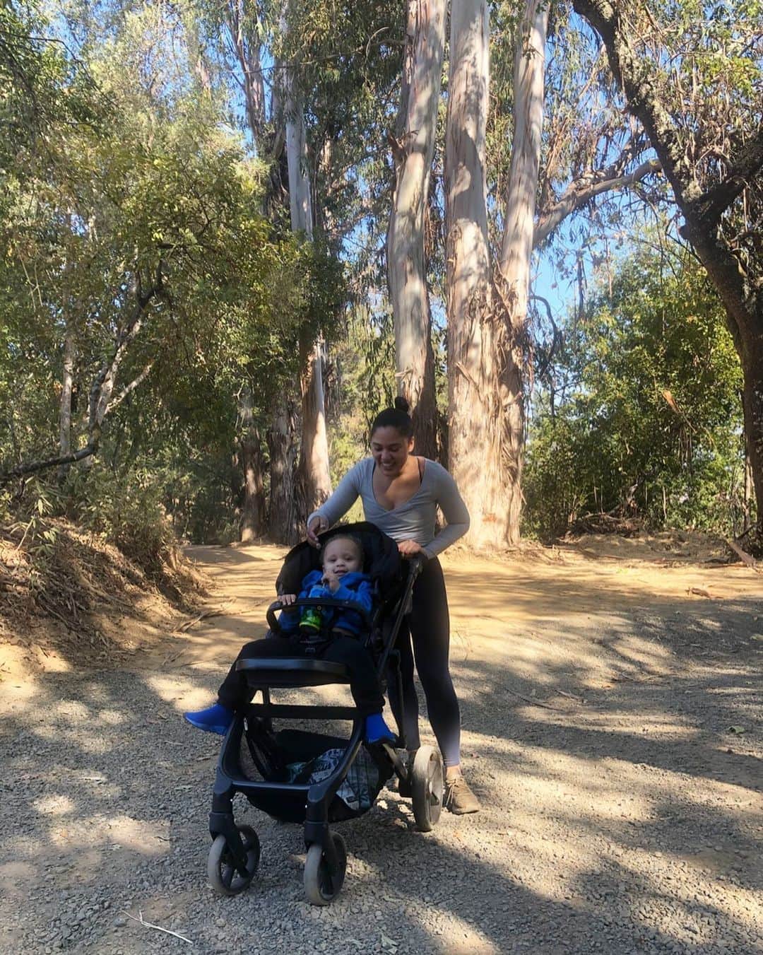 エイヨシャ・カレーのインスタグラム：「Why is he so big in this stroller?! My big boy 😩🖤」