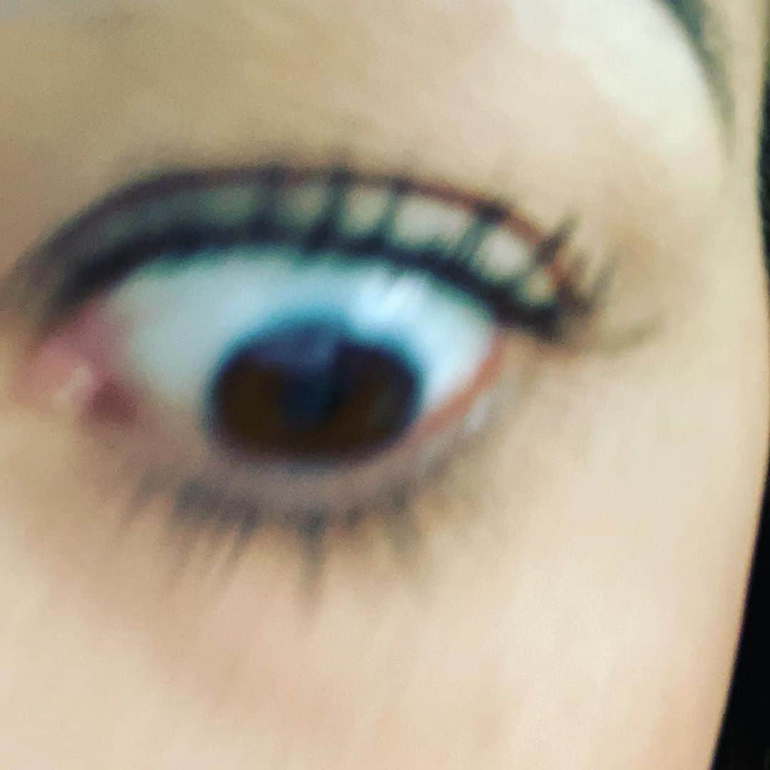 ミランダ・シングスのインスタグラム：「candid photo of my eye. i just uploded a video i’m so ticked off. sorry about my language but i am. i will probly delete the video i just posted venting. so better watch it fast. link in my bio.」