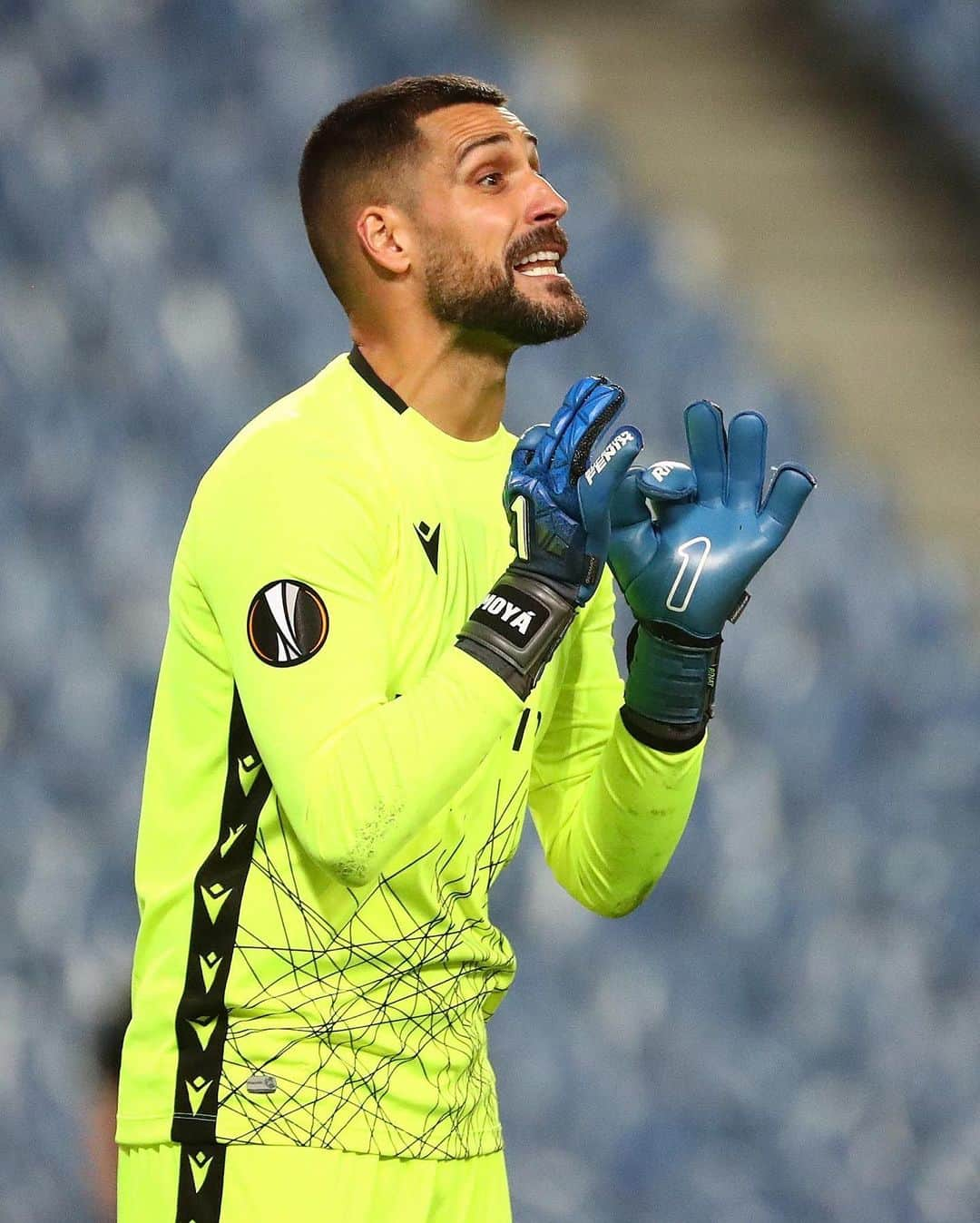 ミゲル・アンヘル・モジャのインスタグラム：「Fabuloso 👌🏼👌🏼 partido de todos ayer. 3 puntos más y otra portería a cero para el equipo ⚪️🔵 #europaleague」