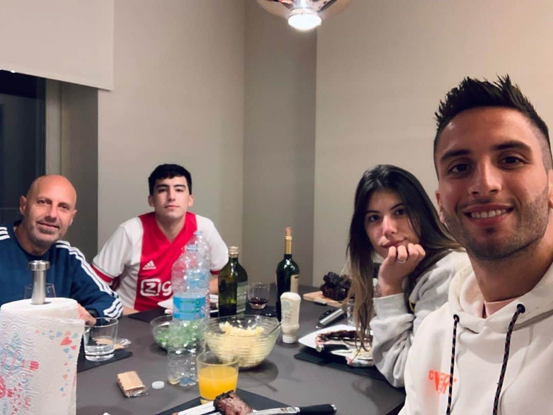 ロドリゴ・ベンタンクールのインスタグラム：「Cena en familia!! 😍😁」