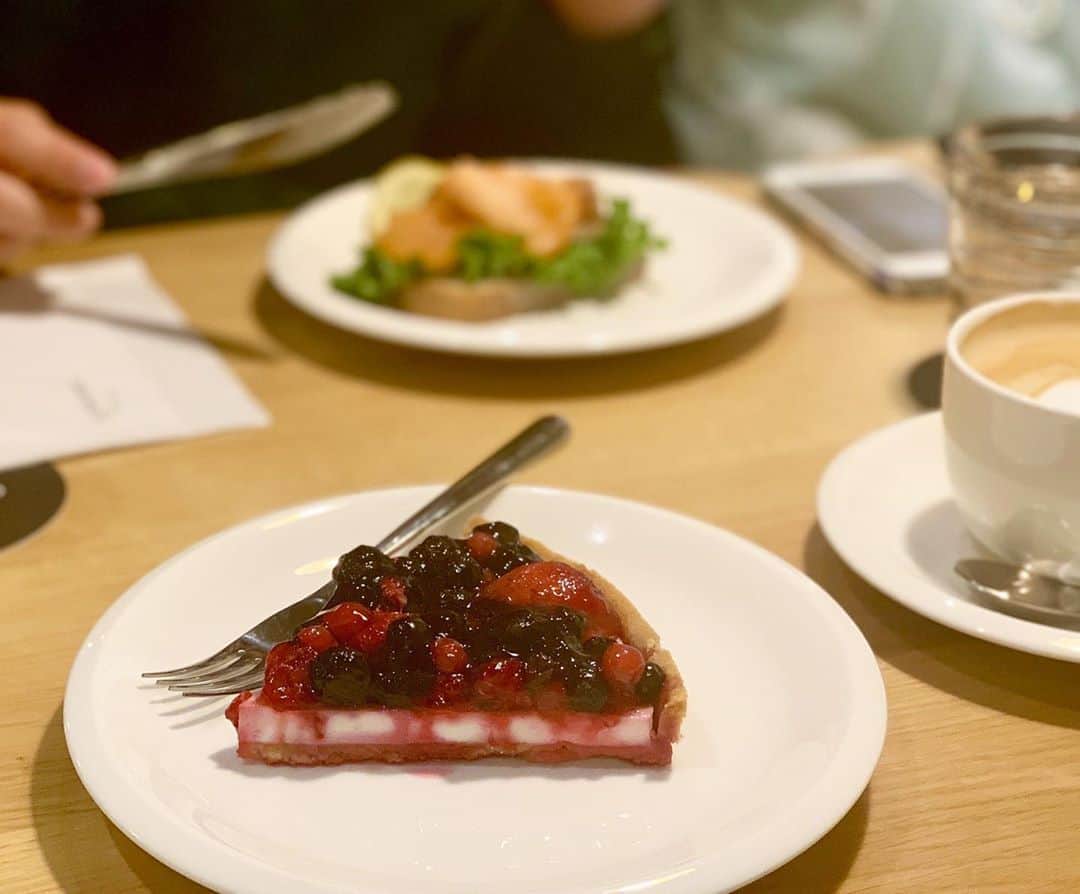 関西LIFE－homelife－のインスタグラム：「【京都府・烏丸御池】 フィンランドの空気を感じる【CAFE AALTO】 . フィンランドのヘルシンキにあるカフェの２号店です！ 建築家アルヴァ・アアルトの世界観に浸りながらのカフェタイムは格別でした(´▽｀*) フォレストベリーパイはレアチーズがベースになっていて、 甘さ控えめで美味しかったですよ♪ . . @homelife_local では #homelife_京都 では京都のいいところを紹介していきます。みなさんの大好きな京都を教えてください。 . . #CAFE AALTO #cafe aalto #カフェ アアルト #烏丸御池 #京都市役所前 #フォレストベリーパイ #アルヴァ・アアルト #フィンランド #ヘルシンキ #京都市内グルメ #烏丸御池グルメ #カフェ #グルメ #京都 #幸せ #京都グルメ #京都カフェ #京都女子会 #京都 #京都旅行 #京都観光 #そうだ京都行こう #観光 #旅行 #京都 #kyoto #japan #japantrip #japantrip2020」