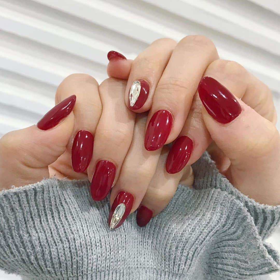 なかやまちえこのインスタグラム：「Bordeaux✨⠀ ⠀ #nail #nails #nailart #ネイル #美甲 #ネイルアート  #japanesenailart #manucure #japanesenails #manicurist #gelnails #أظافر #네일아트 #미용 #vẽmóng #ngườiđẹp  #เพ้นท์เล็บ #искусствоногтя #artedeuñas #เพ้นท์เล็บเจล #ジェルネイルデザイン #ネイルデザイン #senikuku #nagelkunst #ボルドーネイル #bordeauxnails #ワンカラーネイル #新垣里沙 さん」