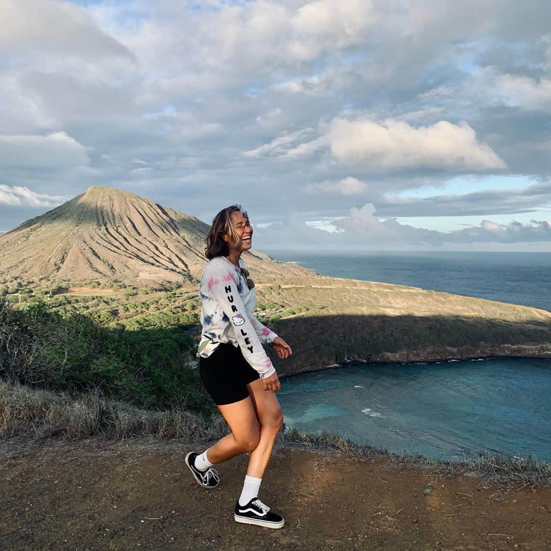 カリッサ・ムーアのインスタグラム：「Inspired to “slow down when things speed up” after watching an awesome TedTalk by one of my favs @kimi_swimmy the other day. When things start to feel a little chaotic and the outside pressure starts to creep in, most of the time our instinct is to react and panic to protect ourselves. Kimi encourages us to do the opposite. Through spearfishing and free diving she has learned through experience to find stillness in those moments. In the calm, she is able to conserve her energy, move more freely, efficiently and make better decisions. Instead of scrolling for the next 20 mins, I highly recommend giving her talk a watch 😊💛 Happy Friday from me, sis and the pups!」