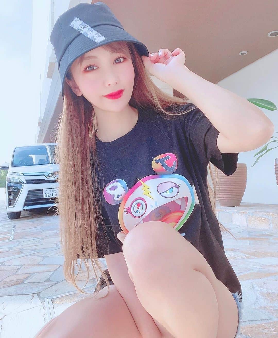 のインスタグラム：「キングダムF会長に買って頂きました🥺 ありがとうございます🥺 ずっと憧れていた村上隆コラボTシャツ✨✨✨ 大切に着ます🙇‍♀️ #jbalvin #村上隆コラボ #村上隆 #沖縄 #ca4la」