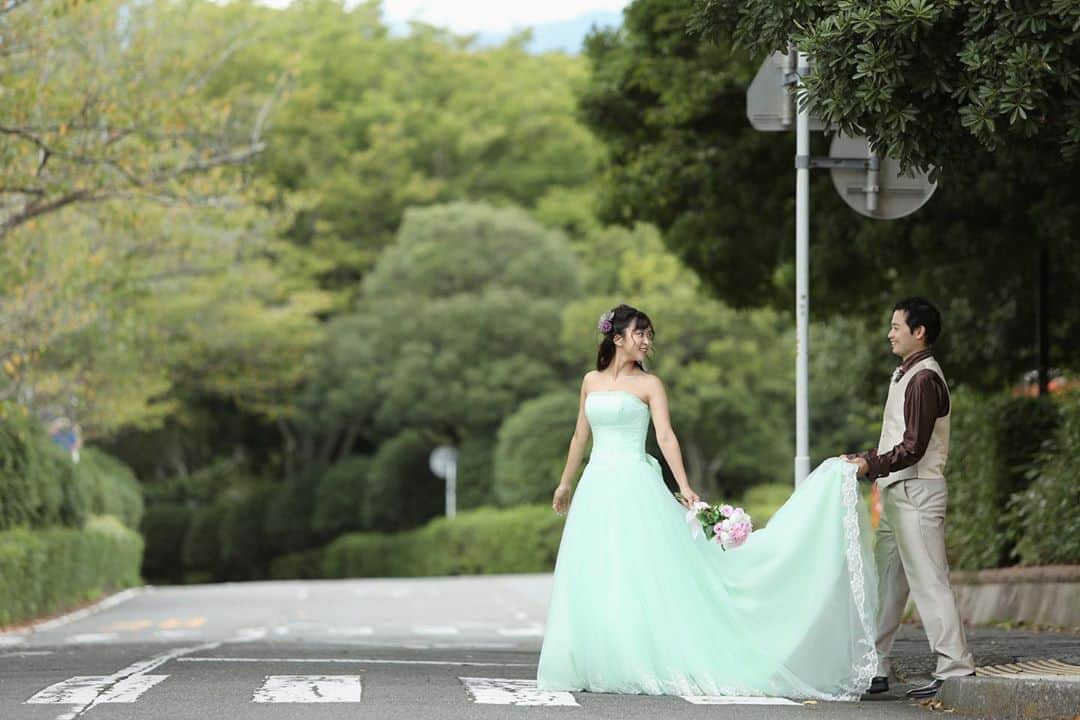 武田るいのインスタグラム：「🌲👗✨💐👰🤵💚 #wedding #weddingphoto #weddingdress #ウェディング #ウェディングドレス #ウェディングフォト #ウェディングヘア #flowerbouquet」