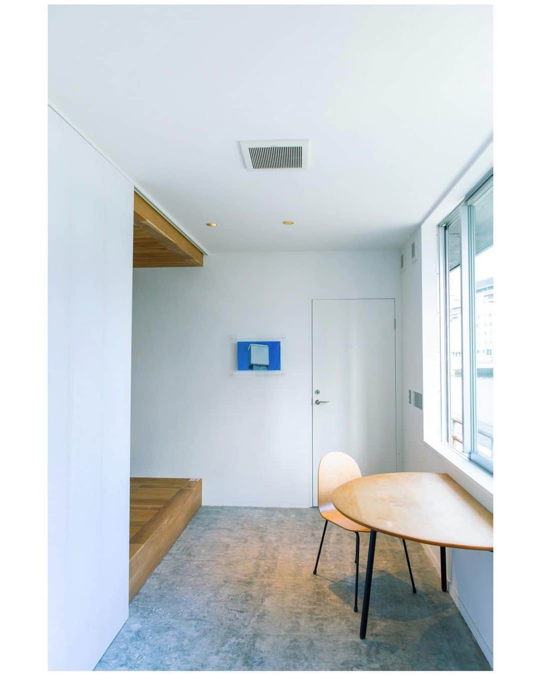 木村華子さんのインスタグラム写真 - (木村華子Instagram)「@graf.studio の二階に新しくオープンした「graf porch」に私の作品を設置していただきました。 有難うございます！ (ちなみに服部さんが以前プライベートでご購入したものを、こちらに入れてもらった形です！嬉!!!) ・ grafさんが手掛けた素晴らしい空間、そして大阪の川沿いの空気の中で作品も気持ちが良さそうです。 ・ 「graf porch」は実験というキーワードを軸に空間設計、家具、食、アートなどの様々な活動をひとつにまとめた提案型の空間だそうで… 今後は宿泊滞在もできるそう。 この空間で作品とゆっくり向き合えるような、そんな企画が何かできたら素敵だろうな！という妄想が膨らむ本当に良い場所です。 今後の展開に大注目！ ・ ・ ・ #photography #photooftheday #photoshoot #photographer #photoshoot #interior #art #contemporaryart #instainteriors #hotel #osaka #graf #grafporch #love #instaart #ig_art #gallery #artwork #artist #グラフ #大阪 #中之島 #ホテル #ギャラリー #インテリア #大阪ホテル #現代美術 #アート #写真 #一眼レフ」11月7日 14時47分 - hanako_kimura_days