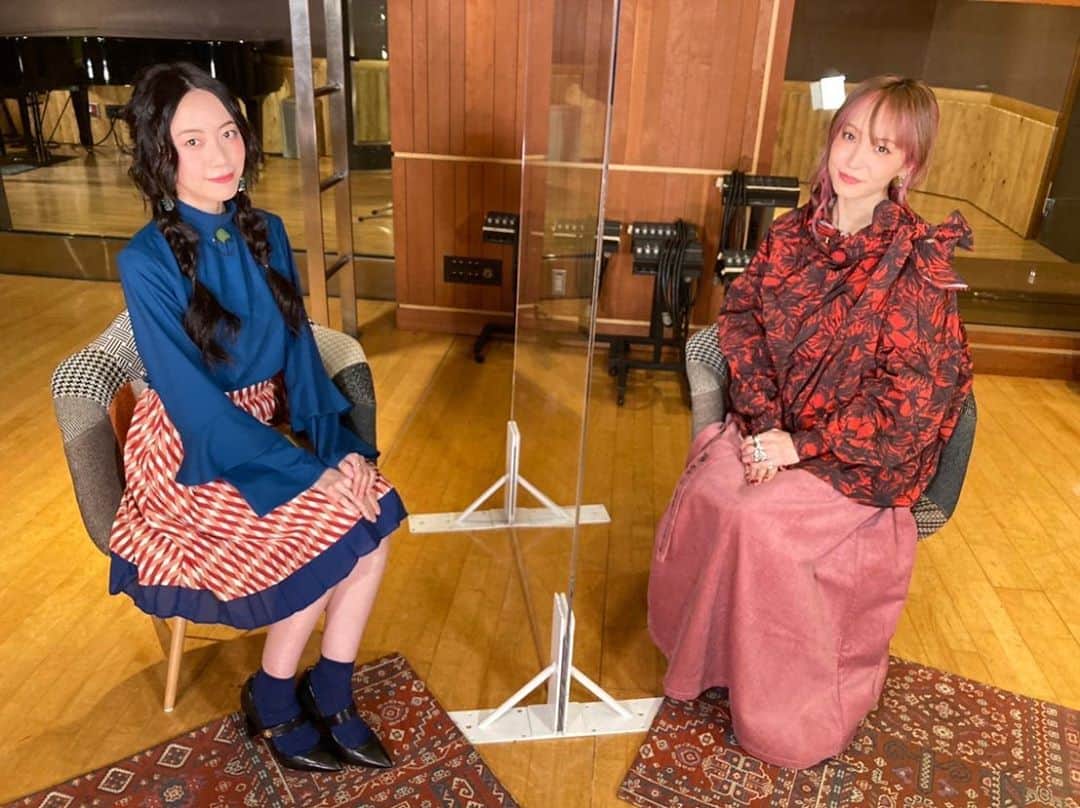 のインスタグラム：「王様のブランチ様にて、明里さんと沢山お話しさせていただきましたっ☻♡ 楽しかったぁーー！🦁❤️🔥 はじめての楽しみも味わってほしい〜！けど、早くみんなと詳しく話したーーいっ！！😫😫😫ので、映画も漫画も観てくださいーーーーー！🥳❤️❤️❤️ ありがとうございましたっ🔥👹 @akagram0113 #王様のブランチ　#炎　#LEONiNE #転生したいものもう少し考えておきます笑」
