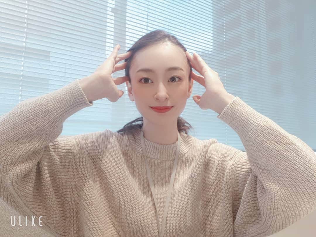 瞳ゆゆのインスタグラム：「今日は面接のオンラインレッスン🎵  表情筋のレッスンはバッチリ👍できている子でした😌 あとは、一番可愛い位置を筋肉に覚えさせるだけ！ 5パターンくらいもっているとバレエ・ジャズにも活用できるよ✨  出したい表情や雰囲気は、理想とする人がいるなら真似するのが一番はやい。 動画や写真を見て研究してみてね😌  目を開けたい人は、写真の手のあたりの筋肉を鍛えると開くようになるよ！ 受験生じゃなくても、、、目のシワ予防には効果的！！！  #宝塚受験 #宝塚受験生 #宝塚音楽学校 #面接 #オンラインレッスン #宝塚 #宝塚歌劇団 #目尻のシワ予防 #目尻のシワ」