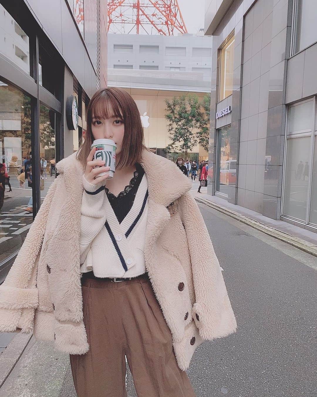 松岡菜摘のインスタグラム：「. . 新しい @acym_official の ボアコート早く着たくて 着てみたけど全然まだ暑かった😂😂 . この冬たくさん着ようっと。 . #ootd  #coat #acym #cafemocha #starbucks」
