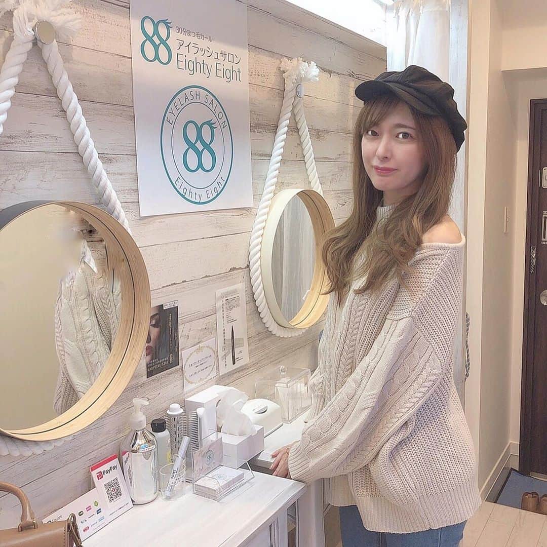 菊池かなこさんのインスタグラム写真 - (菊池かなこInstagram)「. 麻布十番のopenした マツパサロン @eyelashsalon88 👀🤍 なんと30分でマツパが完了する めちゃくちゃ嬉しいお店！ しかもお値段も今まで行った中で一番お安い✨ . AからDカールまで選べて、 Dだと直角ぽくなるとのことで 少しカーブが欲しかったからCの強めカールに。 マツパ用のビューラーを使って しっかりくるっと上がりました👌！ . オープン価格で まつ毛カール＋3ステップ濃密トリートメント ￥4880→￥3880 さらにインスタを見たと伝えると 3500円で受けられてとてもお得です😍 . かなり時短になるのでおすすめ！！ . . ୨୧┈┈┈┈┈┈┈┈┈┈┈┈┈┈┈┈┈୨୧ #アイラッシュサロン88#麻布十番 #麻布十番まつげサロン#まつげパーマ #まつ育#マツパ#まつ毛カール #時短メイク#目元メイク#ビューラー要らず #ビューラー#麻布十番サロン」11月7日 14時52分 - canana_kanako