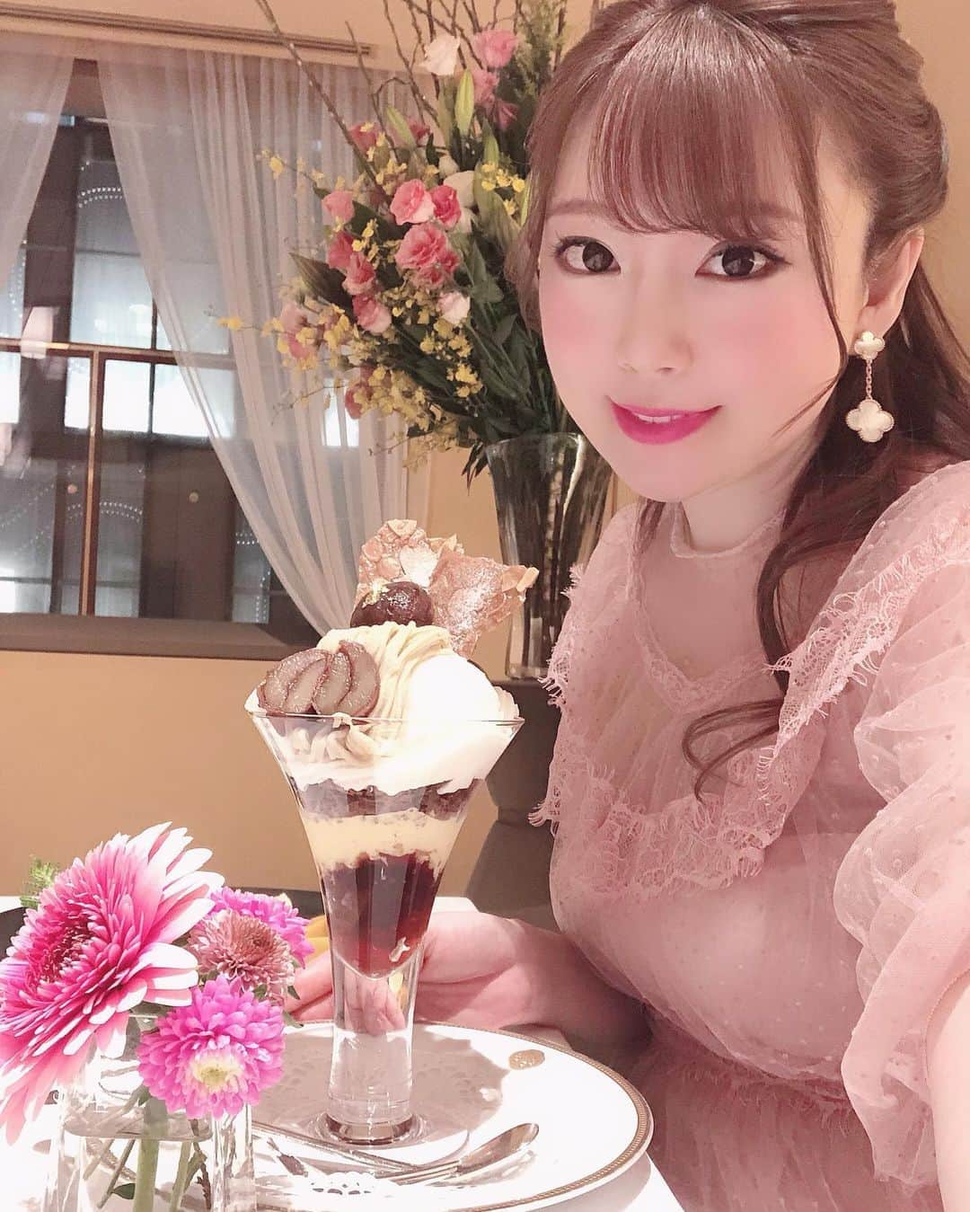 瑞咲まみさんのインスタグラム写真 - (瑞咲まみInstagram)「資生堂パーラーのパフェを食べに行ったよ🍨💕 . 季節限定の和栗のモンブランパフェ🍦🌰💛 終わる前に食べれて良かった😊💓 . . 和栗の前の９月は葡萄のパフェだったよ🍇💚💜 シャインマスカットとかいろんな葡萄が沢山使われてて、これもめっちゃ美味しかった😋💕 . パフェ大好き〜🍦🌈💕 . . . . #季節のパフェ #資生堂パーラー #ハニーサロン #ミュウミュウワンピース  #ヴァンクリ #アルハンブラ #honeysalon  #miumiu #vancleefarpels」11月7日 15時03分 - ma_09_mi