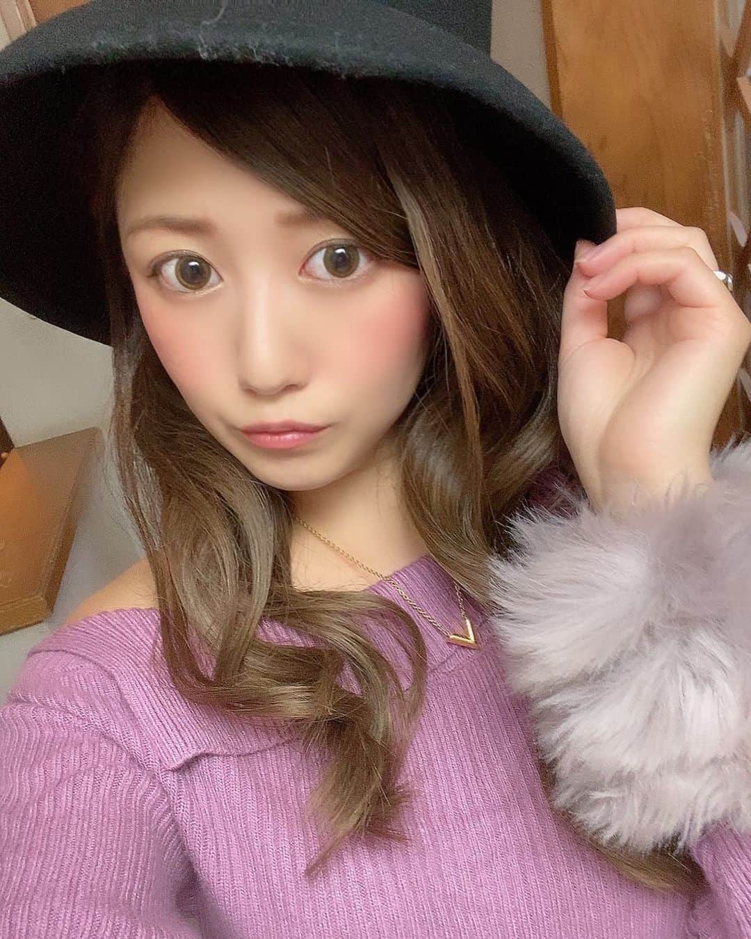 あやなのインスタグラム：「最近寒すぎて秋物全然着ることなくもう冬服だね🥶もこもこの季節だ💕 . . #冬 #11月 #寒い #オフショルコーデ  #帽子 #おしゃれさんと繋がりたい  #resexxy  #emoda  #おしゃれ好き」