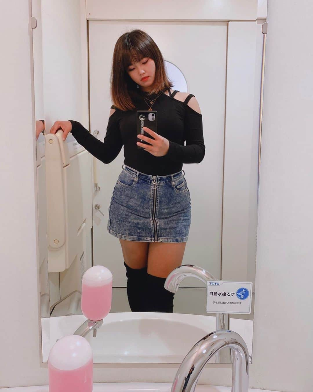 SIRIUSのインスタグラム：「tbt 喜歡這套 （廁所是自拍的好地方 . . #tbt #throwbackthursday #throwback #dailylook #outfit #fashion #style #selfie #fitness #legs #legday #skirt #cute #beauty #lovely #instagood #instagram #instalike  #ファッション #ファッションコーデ #自撮り #美脚」