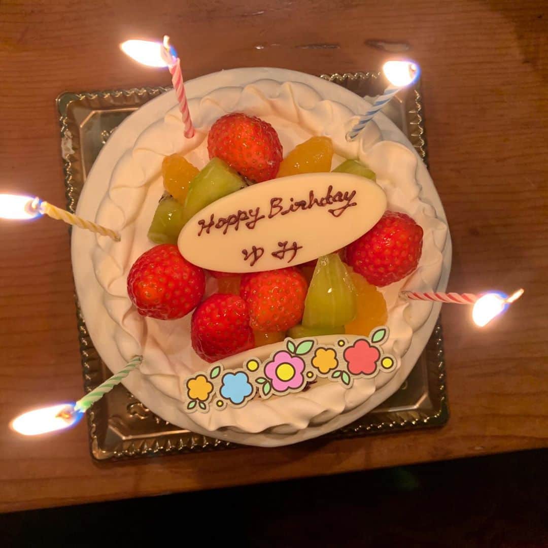 u-meK00000000 YUMIKO HORIKIRI ZUMBA さんのインスタグラム写真 - (u-meK00000000 YUMIKO HORIKIRI ZUMBA Instagram)「✨お誕生日のおもいで✨  気がついたら10月が終わって 自分の誕生日もすぎてて 振り返り😌  大鯛寿司でディナー🍽 あまりに美味しすぎて みんなでカウンター席でうなりながら悶絶😆  フルーツいりのケーキ🎂は シャンティーのを持ち込みっ😄  写真を見返したら @mikitty61 ちゃんからいただいたバースデーカードのイラストが 現実と重なってて驚きましたっ😁  好きなことができる自由を手にしていること 大切にしたい人がいること 『幸せ』のかたちをあらためて考えたりしてみましたっ🌈  一緒に楽しめる、分かち合える人がいてこその幸せ  ワタシも周りの人を大切にしたいし、みんなの幸せをつくれる人になれたらいいなっ🌼  #おすし #おいしいもの #犬のいる暮らし #お誕生日ごはん #家族の時間」11月7日 15時00分 - yumikohorikiri