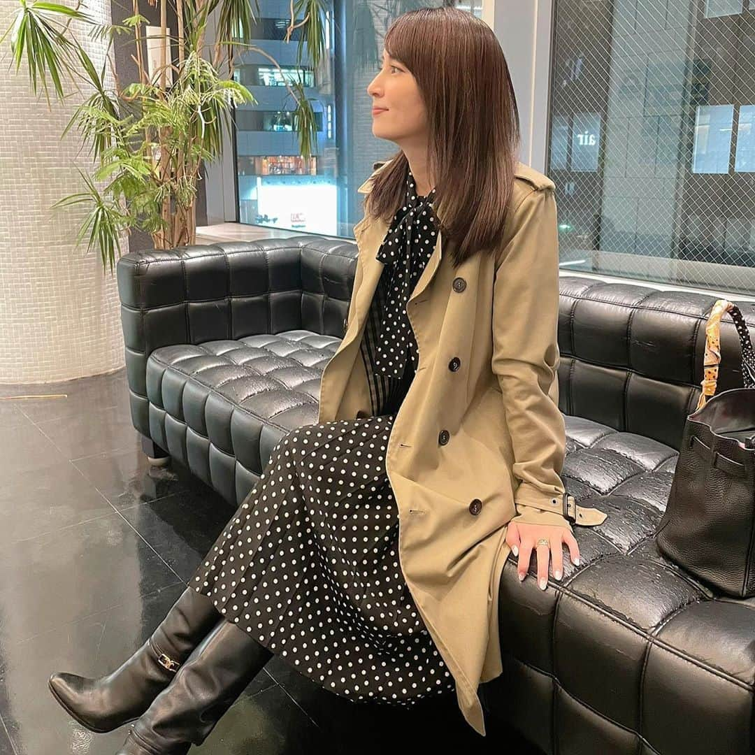 矢田亜希子さんのインスタグラム写真 - (矢田亜希子Instagram)「久しぶりにハイライトをたしました。 #ヘアカラー#air#air銀座#ハイライト#ハイライトカラー#カラーのことは @shizuka0211 までw #私服#数年着ている#トレンチコート #サンローラン @ysl  #ドットワンピース#セリーヌ @celine」11月7日 15時11分 - akiko_yada