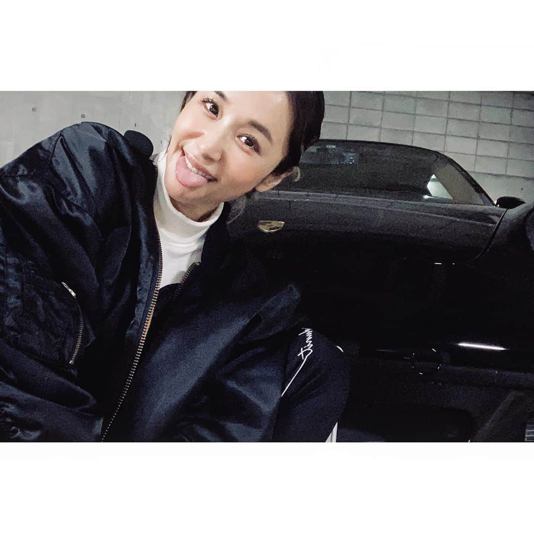 鈴木紗理奈さんのインスタグラム写真 - (鈴木紗理奈Instagram)「洗車して研磨してもらって 愛車がピカピカになったーー✨✨  気持ちいい。 新車みたい。 車乗るの大好き。」11月7日 15時07分 - munehirovoice
