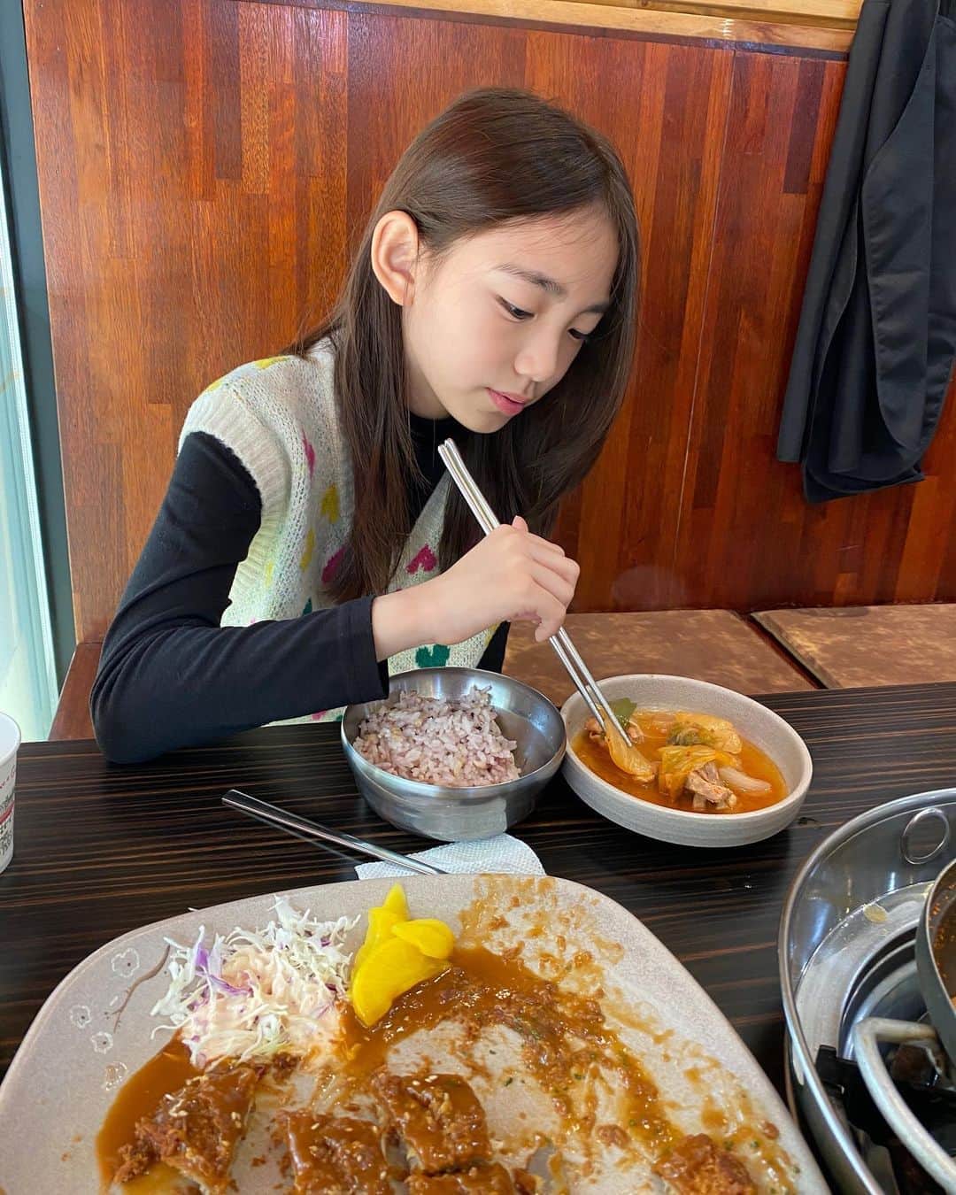 ウンチェのインスタグラム：「#김치찌개러버 ♥️ 여기 김치찌개 전문점인데 , 엄마가 끓인게 더 맛있다고 해주는 딸😏 - - - - #먹스타그램 #김치찌개 #냠냠 #yummy #딸스타그램 #주니어모델 #아역배우 #이은채」