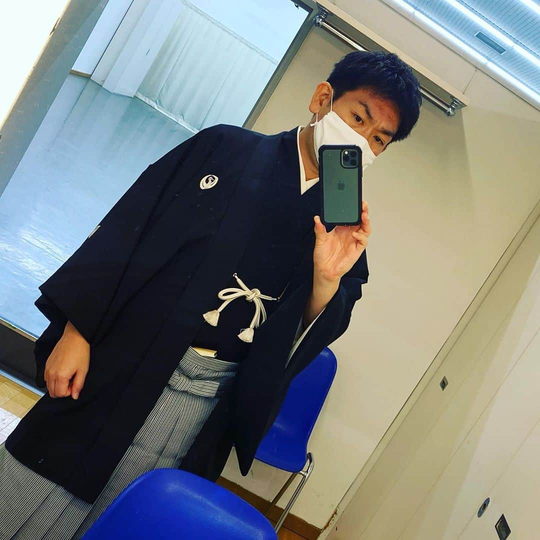 坂東亀三郎さんのインスタグラム写真 - (坂東亀三郎Instagram)「久々に﻿ ﻿ 黒紋付を着ました！！﻿ ﻿ 亀三郎も一緒でした！﻿ ﻿ 3年前の今日は亀三郎の七五三参り。﻿ その時も亀三郎の着付けしたなぁー。﻿ ﻿ 御祈祷前の控室だかで﻿ 袴の紐を結び直していたら﻿ なにあのおっさん！！！！﻿ みたいな目で見られたなぁー笑﻿ ﻿ そうだよね、普通のお父さんは﻿ 子供の着付けとか出来ないもんね！﻿ ﻿ ﻿ #紋付袴﻿ #歌舞伎 #音羽屋 #歌舞伎役者﻿ #彦三郎 #坂東彦三郎 #九代目﻿ #歌舞伎部 #otowayabando﻿ #歌舞伎大好き #KABUKI﻿ コメントはお気軽に📝﻿ ランダムに返信しまっせ✍️﻿ ﻿ ﻿ 詳細は追って…。﻿」11月7日 15時07分 - otowayabando