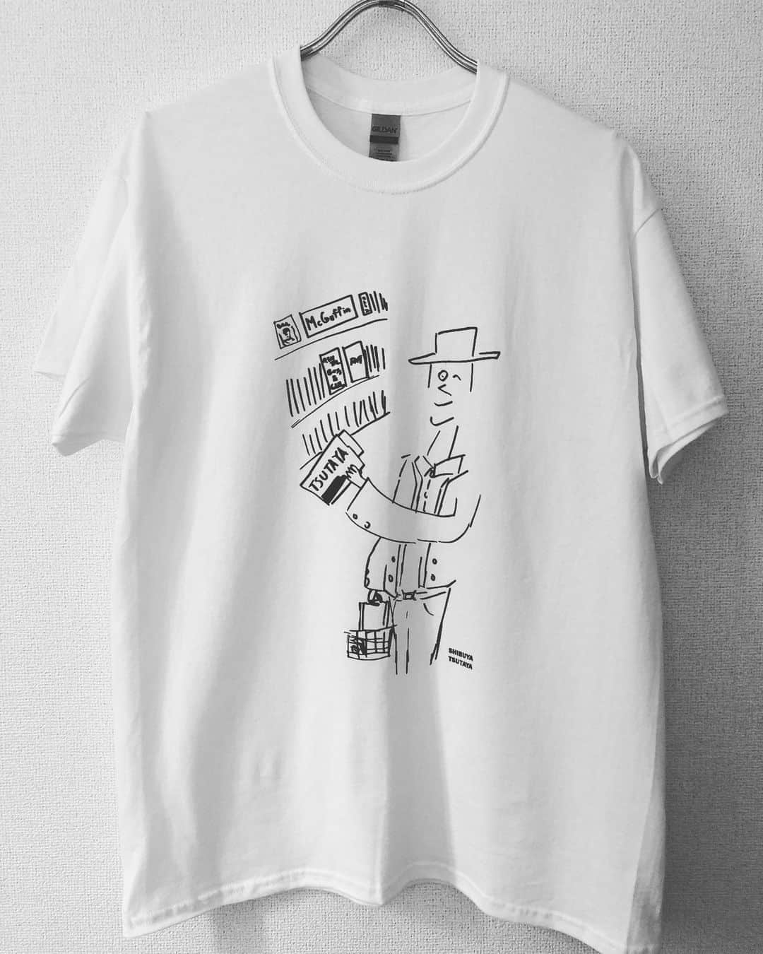 McGuffinさんのインスタグラム写真 - (McGuffinInstagram)「ㅤㅤㅤㅤㅤㅤㅤㅤㅤㅤㅤㅤㅤ ㅤㅤㅤㅤㅤㅤㅤㅤㅤㅤㅤㅤㅤ  ⚡️dodo × SHIBUYA TSUTAYA  動画公開記念 Tシャツ販売中⚡️  渋谷のTSUTAYAさんでdodo氏デザインのTシャツを販売してますー👌  M、L、XL 100枚限定 ¥4,400(税別)  本日よりSHIBUYA TSUTAYA 6Fにて販売 来週よりSHIBUYATSUTAYAの ECでも販売予定になります！  ぜひゲットしてねん  ㅤㅤㅤㅤㅤㅤㅤㅤㅤㅤㅤㅤㅤ #dodo ㅤㅤㅤㅤㅤㅤㅤㅤㅤㅤㅤㅤㅤ」11月7日 15時07分 - mcguffin_official