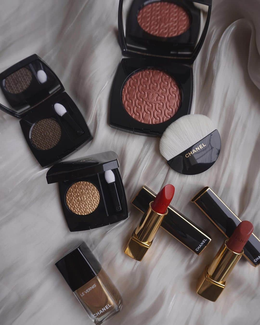 JUNNAのインスタグラム：「@chanel.beauty の ホリデーメイクアップコレクション  ブランドのアイコンの1つであるゴールドのチェーンと黒のレザーストラップにインスピレーションを受けたコレクション⚪️⚫️  絶妙な立体感の出るゴールドを含んだローズ色のアンダートーン フェイスパウダー レ シェヌ ドゥ シャネル  繊細で冬のフェイスカラーにぴったり☺️  シングルアイシャドウ オンブル プルミエール プードゥル  コレクションを象徴するチェーンがエンボスされていて、使うのが少しもったいないなんて思いながら🤭  濡れた様にしっとり艶やかな目元に。  リップスティック ルージュ アリュール  先日ご紹介したネイルカラー ヴェルニ ロング トゥニュ CHANELのネイルポリッシュはとにかく筆が最高。  優しくしなやかな筆がムラなく綺麗に仕上げてくれる。  詳しくは次回YouTubeで...😉  #chanel #YouTube#冬メイク #メイク#コスメ#ホリデー #冬ネイル #ネイル#冬カラー #動画 #シャネルコスメ #シャネル #アイシャドウ #チーク #メイク動画 #動画」
