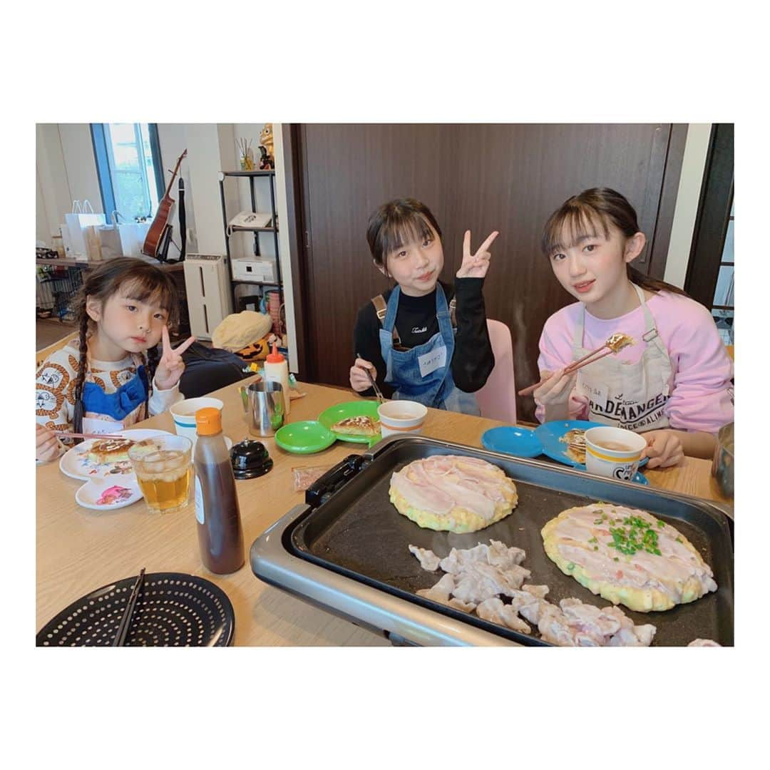 ももかさんのインスタグラム写真 - (ももかInstagram)「ハピバニちゃんとコラボ撮影🤍 ・ ・ ・ お昼はお好み焼きしたよ🥢 ・ ・ ・ ああ、相変わらず二人とも天使👼 #ハピバニチャンネル  #ももかチャンネル #youtube  #コラボ #お好み焼き #ランチ #動画お楽しみに」11月7日 15時29分 - momoka_ch