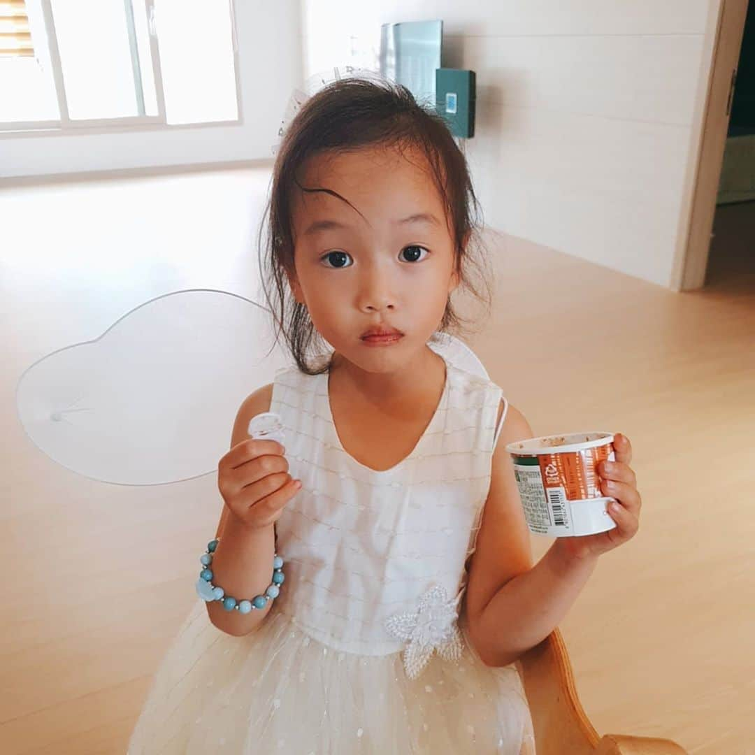 チョン・ダへさんのインスタグラム写真 - (チョン・ダへInstagram)「요정이🧚‍♀️ 입에 초코 잔뜩 뭍히고 아이스크림을 먹는구나🤭 이 정도 뭍힌건 아~~~주 양호한편😆  말괄량이 내 사랑🥰  #딸래in제주 #제주도민 #제주살이 #제주일상 #내딸 #딸맘 #공주맘💕  #언제쯤공주졸업하니?」11月7日 15時23分 - ddallae