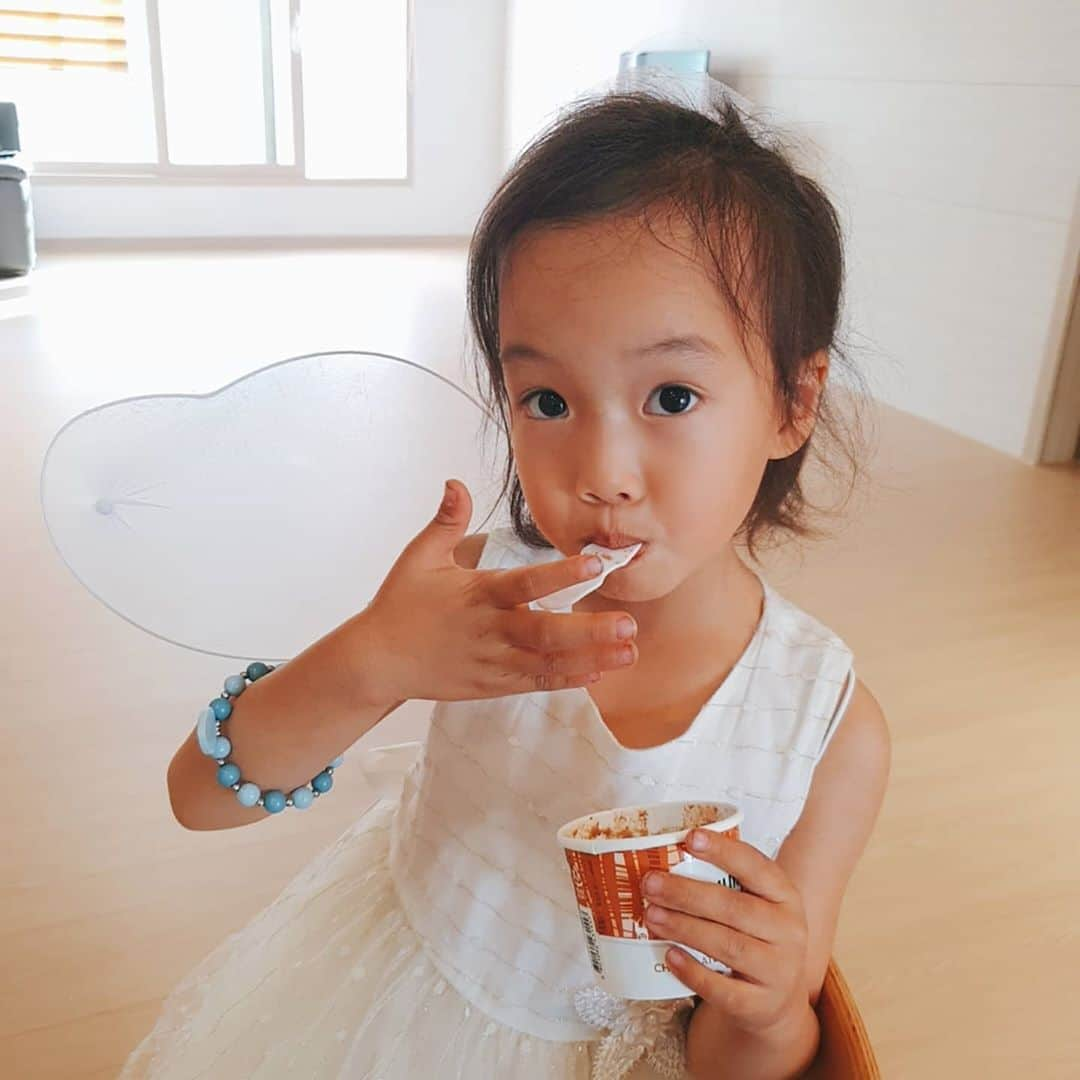 チョン・ダへさんのインスタグラム写真 - (チョン・ダへInstagram)「요정이🧚‍♀️ 입에 초코 잔뜩 뭍히고 아이스크림을 먹는구나🤭 이 정도 뭍힌건 아~~~주 양호한편😆  말괄량이 내 사랑🥰  #딸래in제주 #제주도민 #제주살이 #제주일상 #내딸 #딸맘 #공주맘💕  #언제쯤공주졸업하니?」11月7日 15時23分 - ddallae