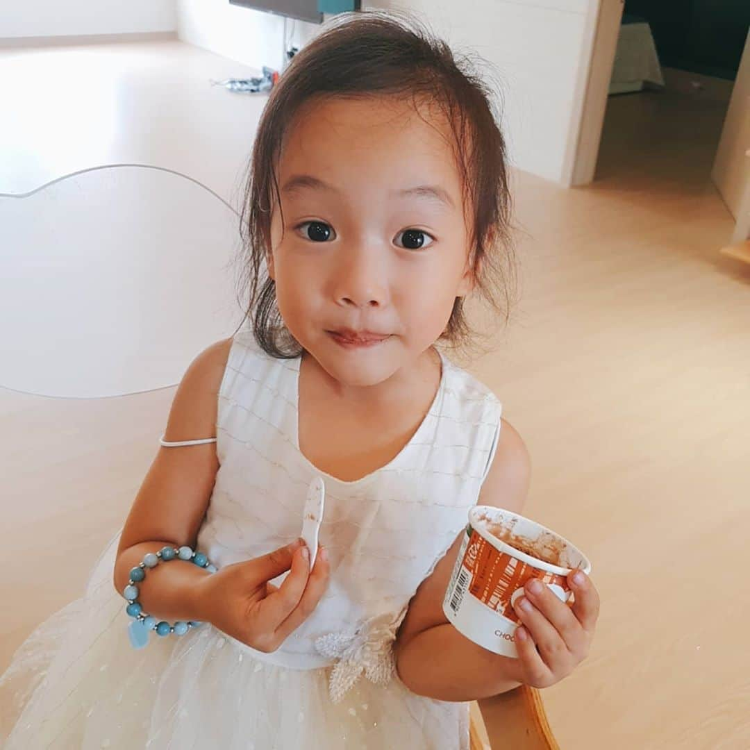 チョン・ダへさんのインスタグラム写真 - (チョン・ダへInstagram)「요정이🧚‍♀️ 입에 초코 잔뜩 뭍히고 아이스크림을 먹는구나🤭 이 정도 뭍힌건 아~~~주 양호한편😆  말괄량이 내 사랑🥰  #딸래in제주 #제주도민 #제주살이 #제주일상 #내딸 #딸맘 #공주맘💕  #언제쯤공주졸업하니?」11月7日 15時23分 - ddallae