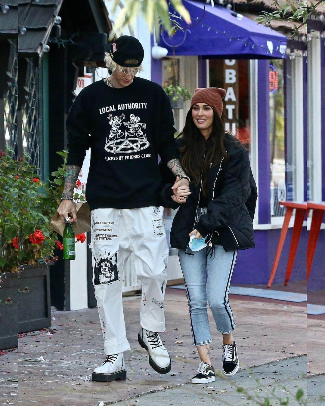 Just Jaredさんのインスタグラム写真 - (Just JaredInstagram)「Megan Fox was all smiles while out with boyfriend Machine Gun Kelly as they picked up some food to go #MeganFox #MachineGunKelly Photos: Backgrid」11月7日 15時25分 - justjared